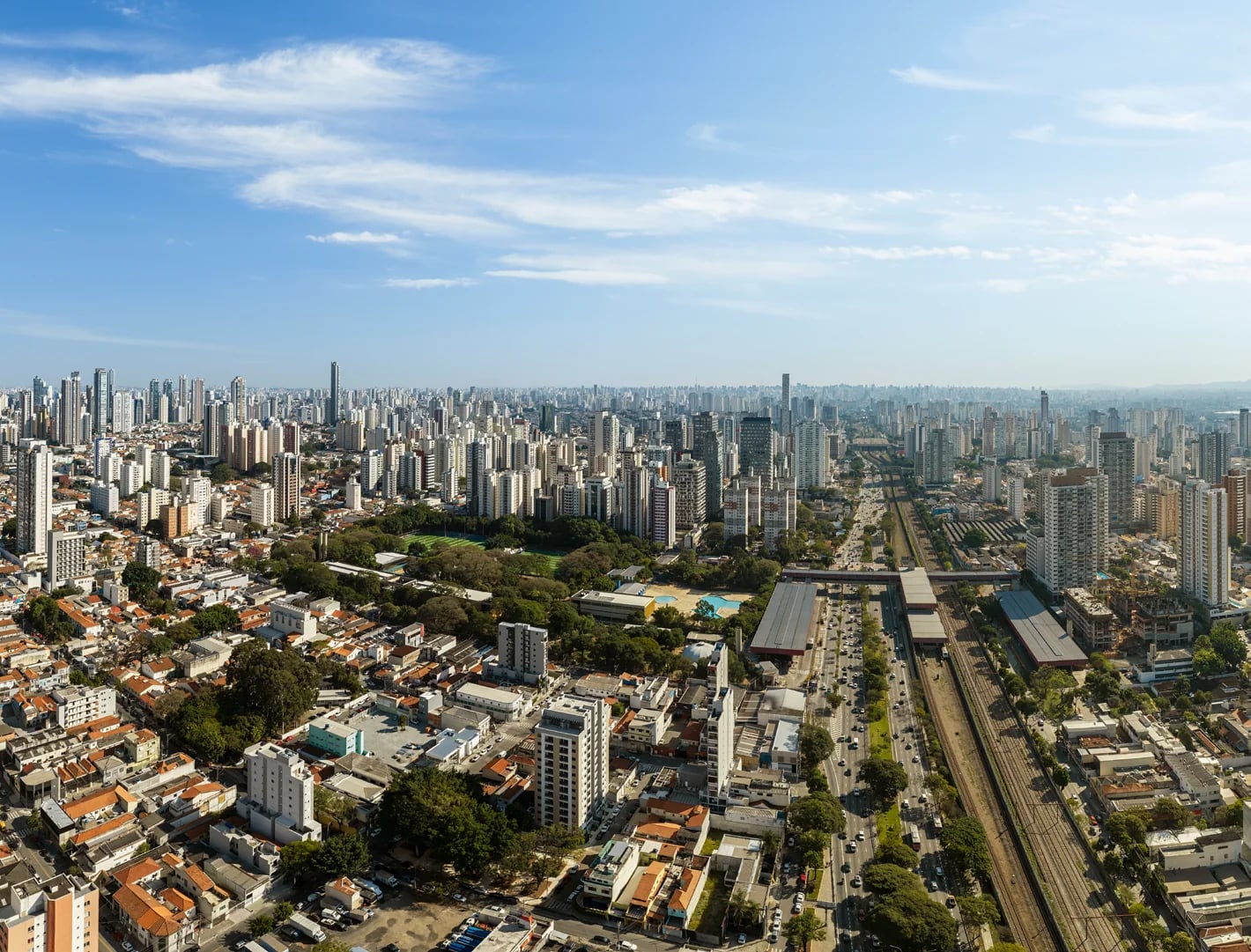 Foto aérea oficial da região do Platinum, no Tatuapé, com a estação e o corredor da Radial Leste.